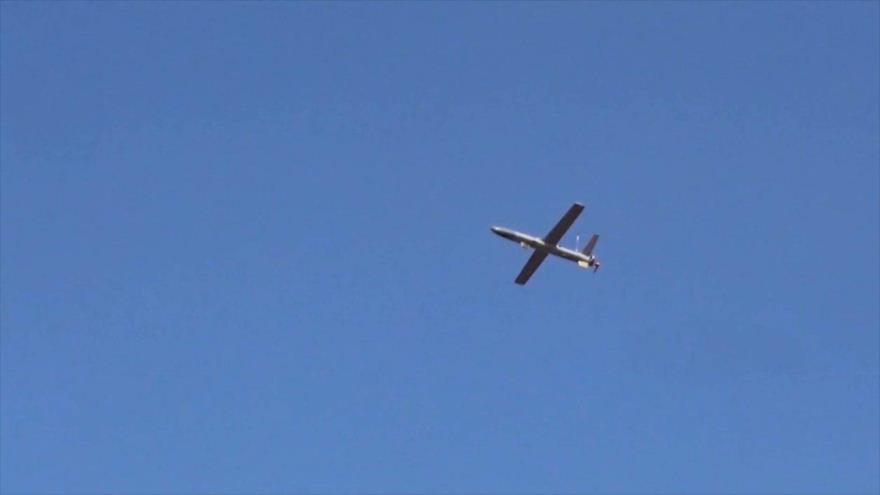 Avión no tripulado Qasef 2-K del Ejército yemení, en pleno vuelo.