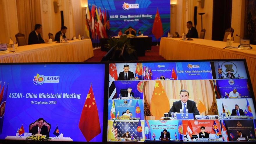 El canciller chino, Wang Yi (C en la pantalla), se dirige a sus homólogos de los países de la ASEAN en una videoconferencia, 9 de septiembre de 2020. (Foto: AFP)