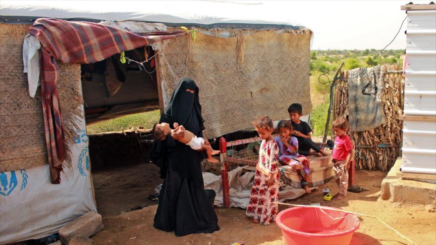 Una madre yemení, desplazada con sus niños por la agresión saudí, Hajjah, norte de Yemen, 3 de septiembre de 2020. (Foto: AFP)