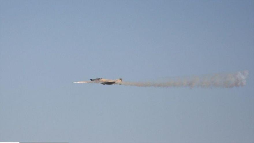 Un caza F-4 iraní dispara un misil durante maniobras militares.