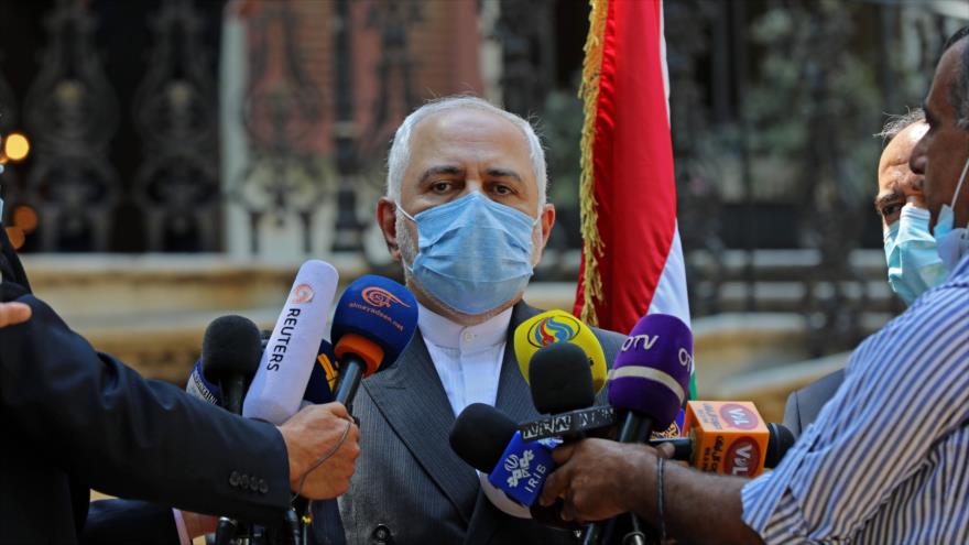 El canciller de Irán, Mohamad Yavad Zarif, habla con los periodistas en la sede de la Cancillería libanesa en Beirut, 14 de agosto de 2020. (Foto: AFP)
