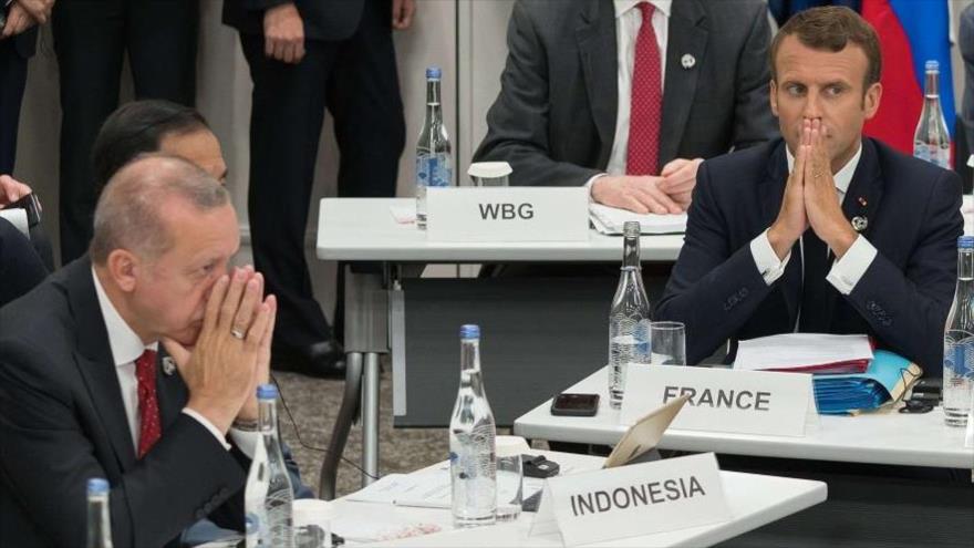 Los presidentes de Turquía y Francia, Recep Tayyip Erdogan (izda.) y Emmanuel Macron, en una reunión en Osaka, 28 de junio de 2019. 