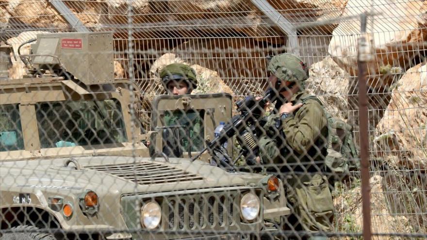 Dos soldados israelíes desplegados en la frontera con El Líbano.