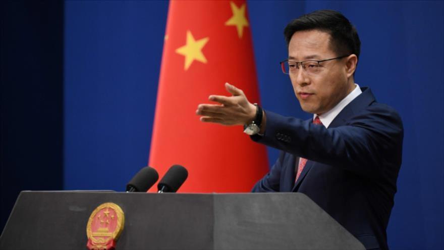 El portavoz de la Cancillería china, Zhao Lijian, en una conferencia de prensa en Pekín, 8 de abril de 2020. (Foto: AFP)