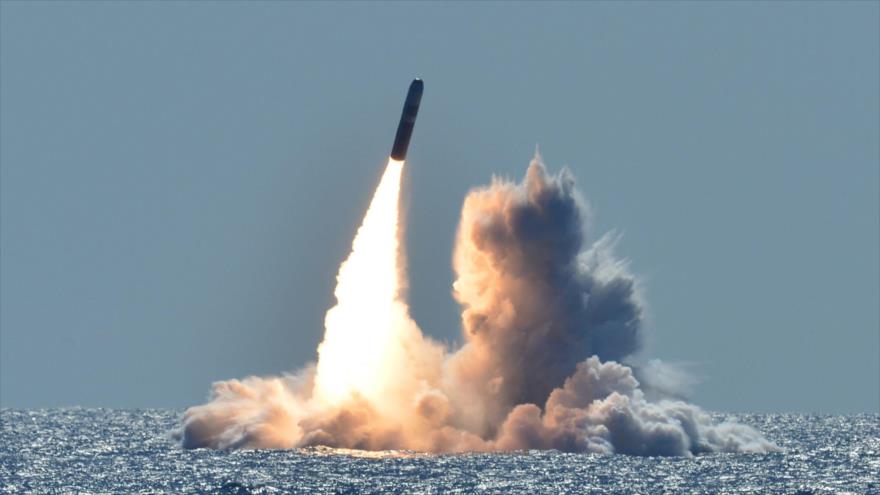 Un misil balístico intercontinental Trident II (D5) se lanza desde un submarino estadounidense frente a la costa de California (EE.UU.)