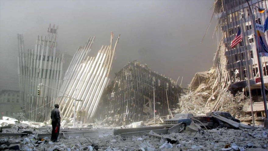 Hombre se encuentra entre escombros de las Torres Gemelas del World Trade Center en Nueva York (EE.UU.), tras ataque del 11 de septiembre de 2001.