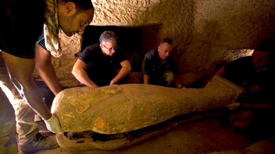 Arqueólogos descubren tumba con 13 sarcófagos de momias intactos en Egipto.