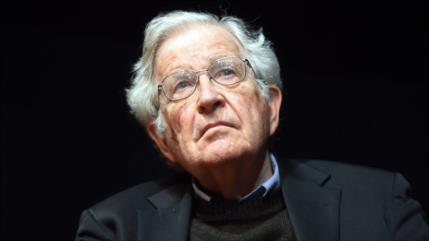 Chomsky llama a eliminar “plaga neoliberal y lógica capitalista”