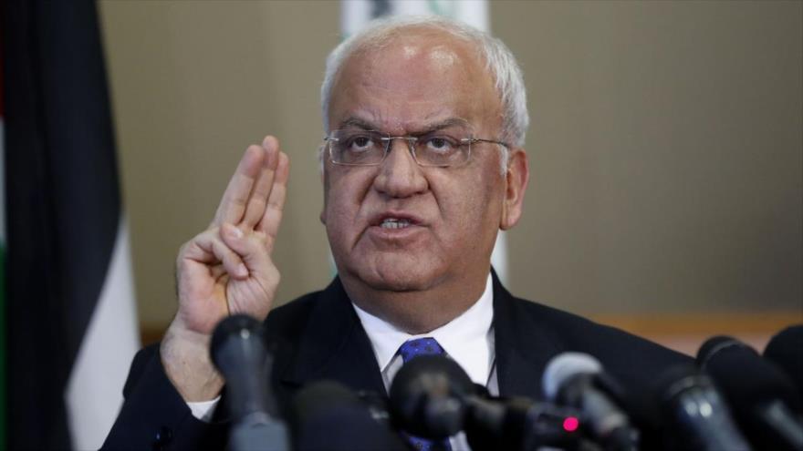 El secretario general de la Organización para la Liberación de Palestina (OLP), Saeb Erekat, habla con la prensa en Cisjordania.