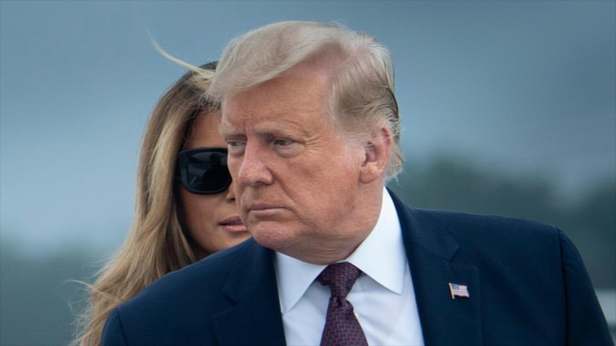El presidente de EE.UU., Donald Trump, delante de su mujer, Melania, antes de abordar un avión en la base aérea de Maryland, el 11 de septiembre de 2020. (Foto: AFP