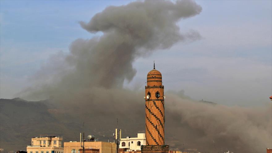 Humo elevándose al cielo tras un ataque saudí en Saná, capital yemení, 16 de junio de 2020. (Foto: AFP)