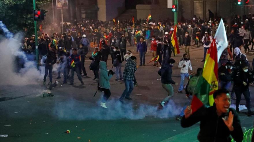 Manifestantes se dispersan tras el lanzamiento de gas lacrimógeno durante una protesta en La Paz, Bolivia, 31 de octubre de 2019. (Foto: Reuters)