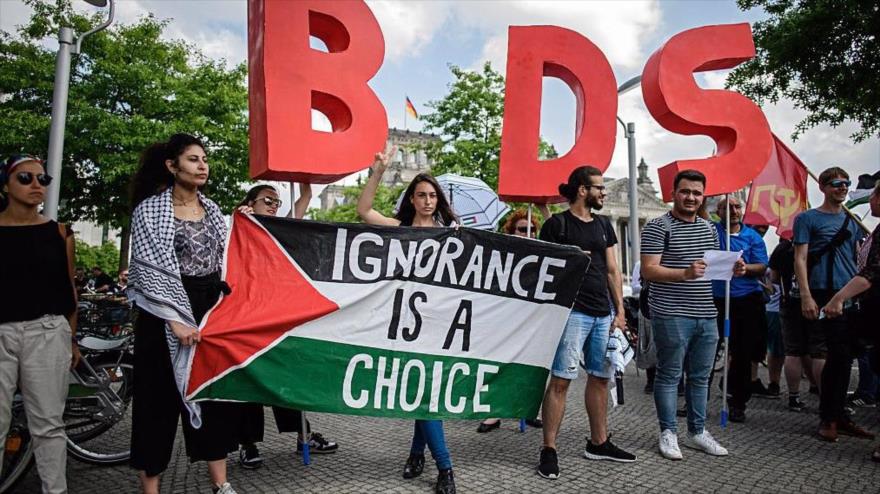 Activistas del movimiento propalestino BDS realizan una protesta en Berlín (Alemania).