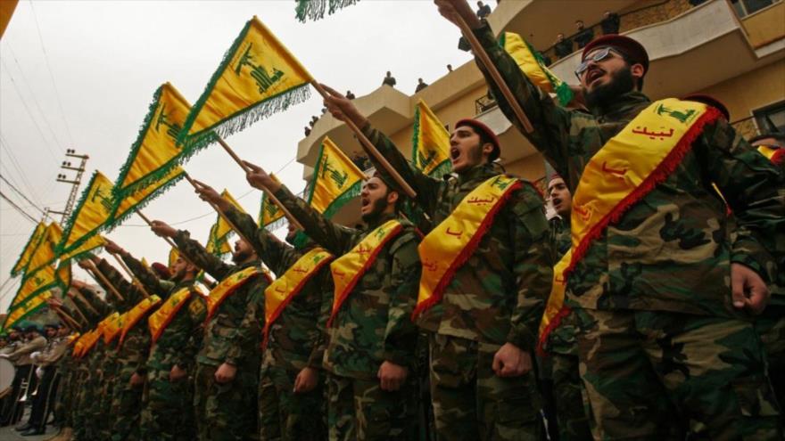 Combatienetes del Movimiento de la Resistencia Islámica de El Líbano (Hezbolá) participan en un desfile militar en Beirut, la capital.