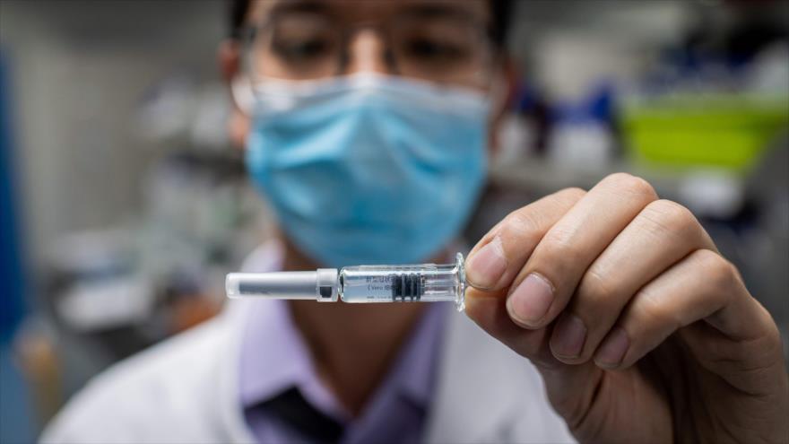 Especialista muestra la vacuna para la COVID-19 probada en el Laboratorio de Control de Calidad, en instalaciones de Sinovac Biotech, Pekín. (Foto: AFP)