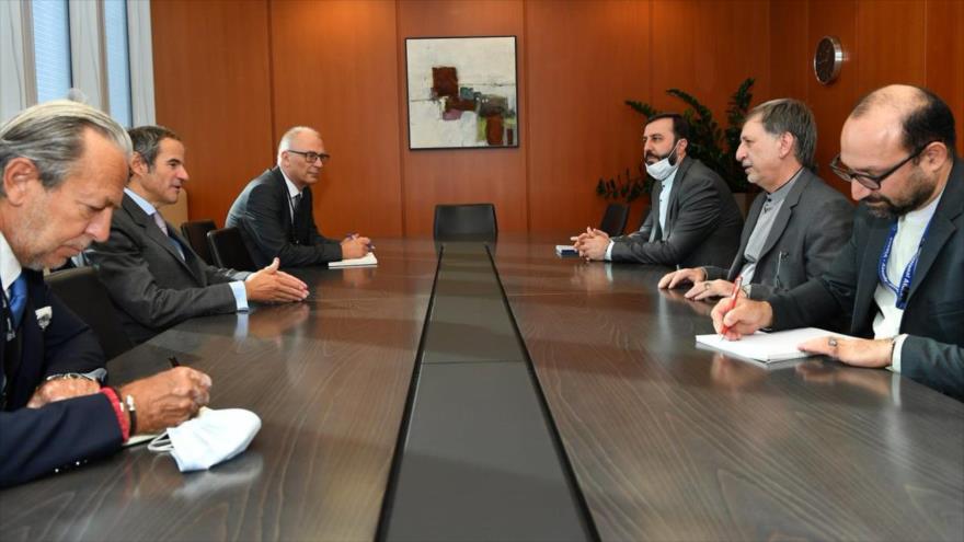 Una delegación iraní, encabezada por el vicecanciller Mohsen Baharvand (dcha.), reunida con el director general de la AIEA, Rafael Grossi, 15 de septiembre de 2020.