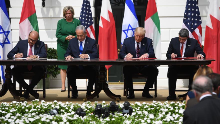 El presidente de EE.UU., el premier israelí y los cancilleres de EAU y de Baréin firman los pactos de normalización en la Casa Blanca, 15 de septiembre de 2020. (Foto: AFP)