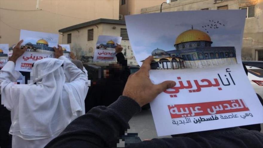Los bareiníes realizan una protesta contra intentos del régimen israelí de cambiar el status de la sagrada ciudad palestina de Al-Quds (Jerusalén).