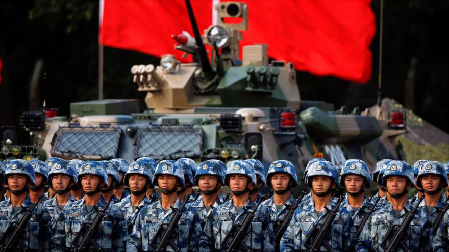 Los soldados chinos participan en una maniobra militar.