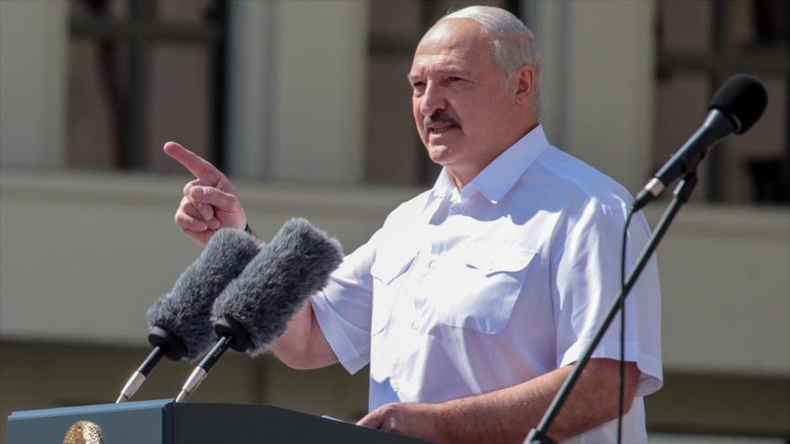 El presidente bielorruso, Alexander Lukashenko, pronuncia un discurso en una manifestación en su apoyo, en el centro de Minsk (capital), 16 de agosto de 2020. (Foto: AFP)