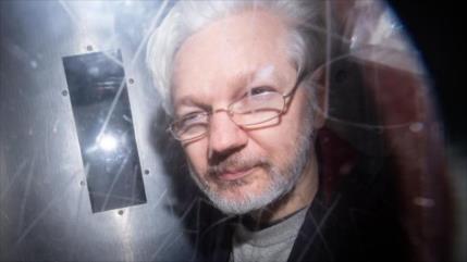 Denuncian que Assange está esposado, desnudo y sometido a rayos X