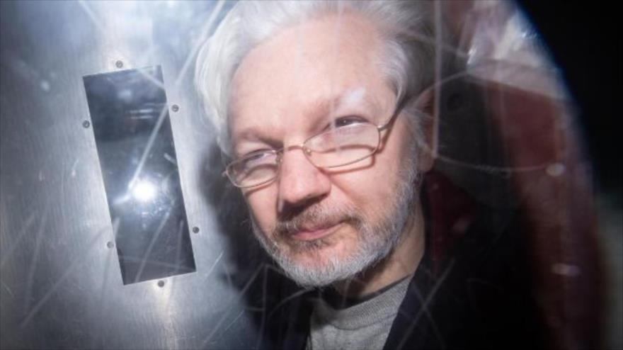 Julián Assange, fundador del WikiLeaks, dentro de la caja de cristal donde lo ponen durante las audiencias sobre su extradición del Reino Unido a EE.UU.