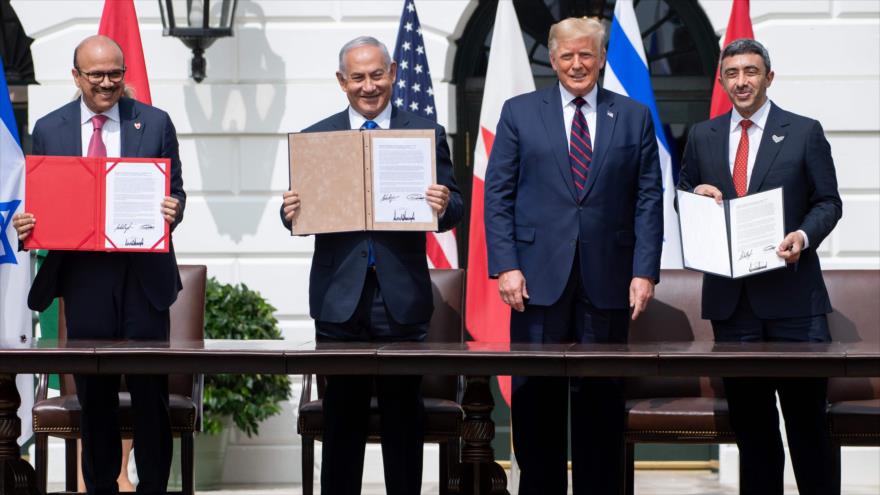 (De izda. a dcha.): el canciller de Baréin, el premier de Israel, el presidente de EE.UU. y el canciller de Emiratos Árabes Unidos, en la Casa Blanca, 15 de septiembre de 2020. (Foto: AFP)
