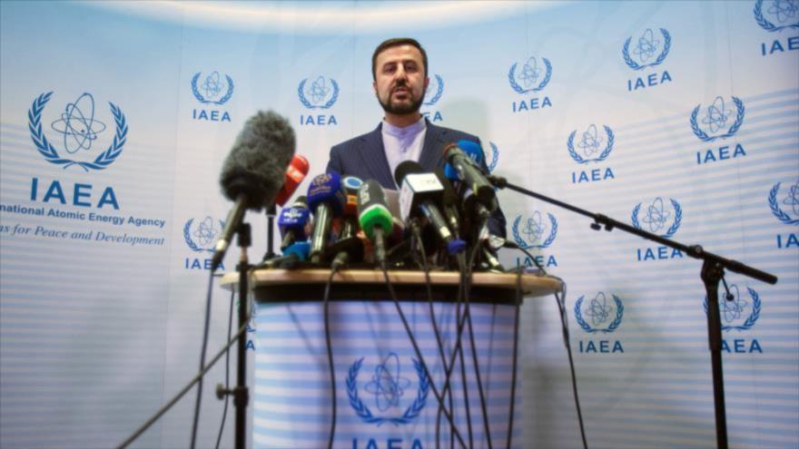 El representante permanente de Irán ante las organizaciones internacionales asentadas en Viena (Austria), Kazem Qaribabadi, ofrece una rueda de prensa en la sede de la AIEA.