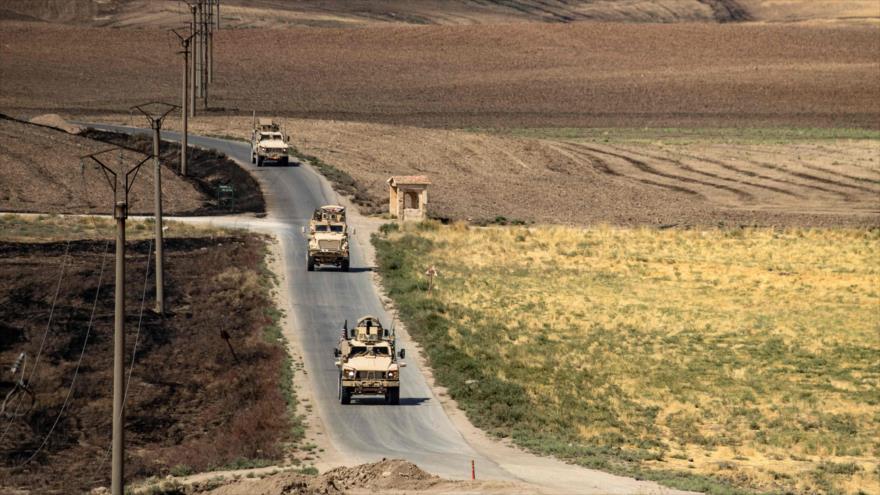 Un convoy militar estadounidense patrulla cerca de un campo petrolero en Al-Hasaka, noreste de Siria, 17 de septiembre de 2020. (Foto: AFP)