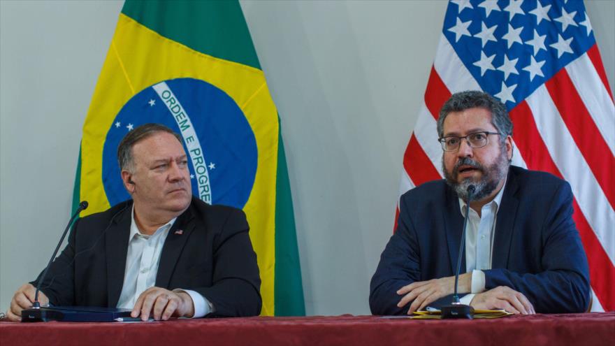 El secretario de Estado de EE.UU., Mike Pompeo (izq.) y su par brasileño, Ernesto Araújo, en una rueda de prensa en Brasil, 18 de septiembre de 2020. (Foto: AFP)