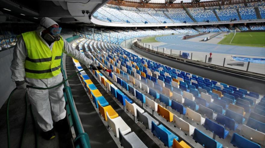 Un trabajador con traje protector desinfecta los asientos del Estadio San Paolo en Nápoles, Italia, 4 de marzo de 2020. (Foto: Reuters)