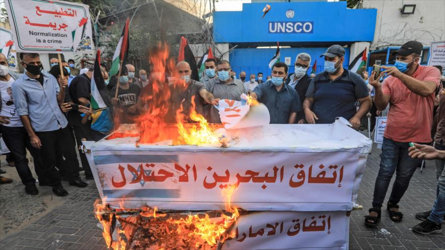 Palestinos protestan contra acuerdos de normalización de relaciones de EAU y Baréin con Israel, Franja de Gaza, 15 de septiembre de 2020. (Foto: AFP)