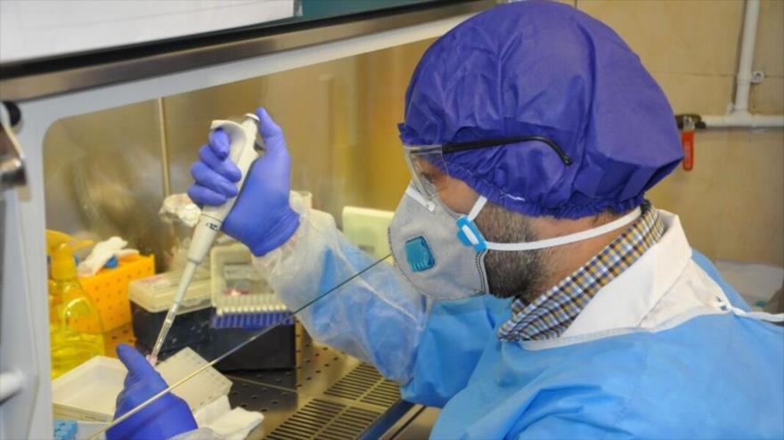Un científico iraní realizando investigaciones en un laboratorio.