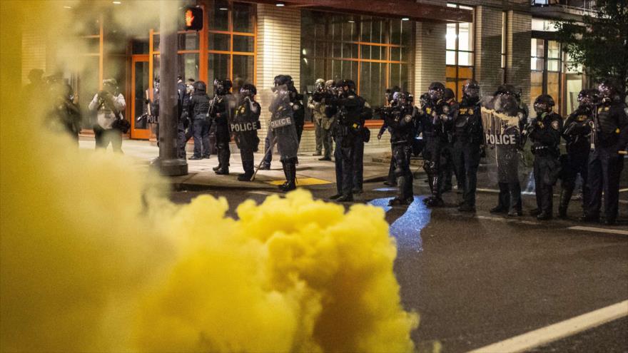 Los agentes federales dispersan a los manifestantes durante una protesta antirracista en Portland, EE.UU., 18 de septiembre de 2020. (Foto: AFP)