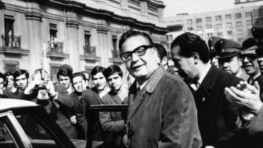 El presidente Salvador Allende al salir de la Casa de Gobierno en Santiago, capital de Chile, 27 de agosto de 1970.