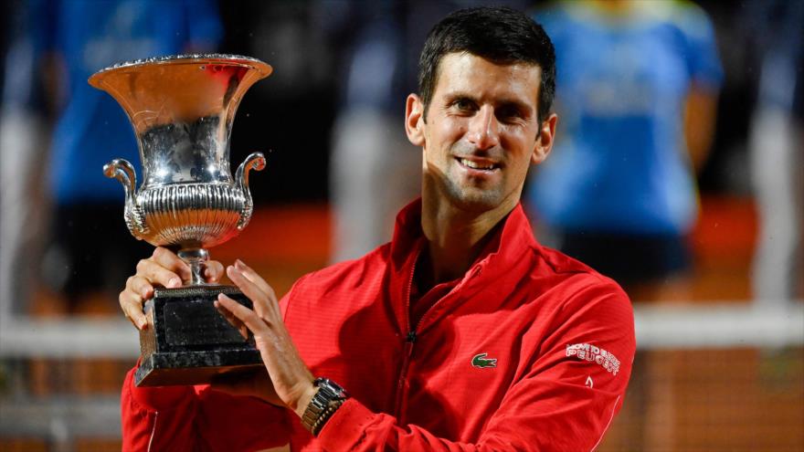 El serbio Novak Djokovic con su trofeo después de ganar el partido final del Abierto de Italia masculino, 21 de septiembre de 2020. (Foto: AFP)
