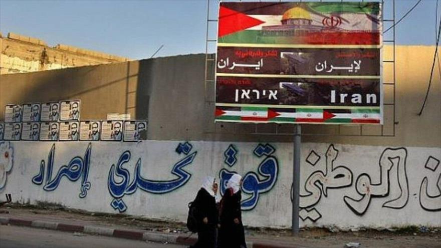 Valla publicitaria, cubierta por las banderas de Palestina e Irán, en la que se puede leer: gracias a Irán por apoyar a la Resistencia palestina en varios idiomas, Gaza.