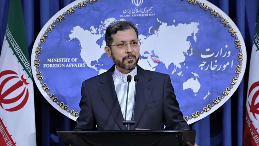 El portavoz de la Cancillería iraní, Said Jatibzade, ofrece una rueda de prensa en Teherán, capital.
