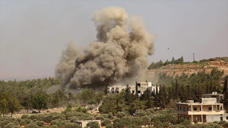 Una columna de humo se eleva tras un ataque de la Aviación rusa en la provincia siria de Idlib, 20 de septiembre de 2020. (Foto: AFP)