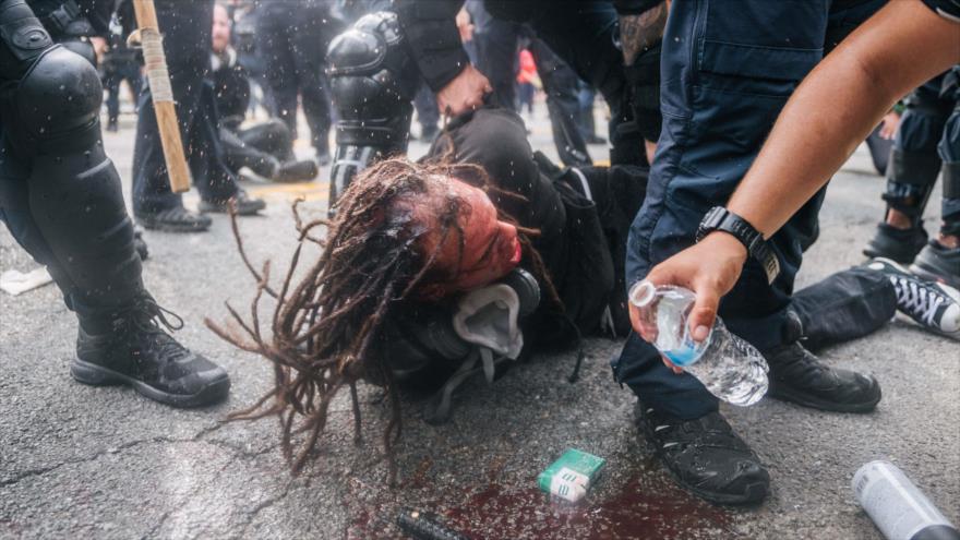Policía de EEUU reprime protesta antirracismo con balas de goma