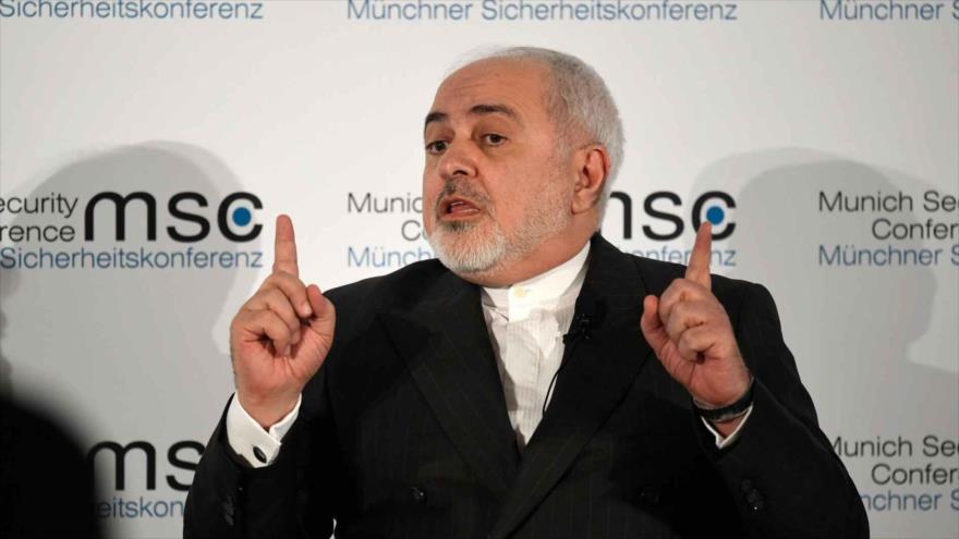 El canciller iraní, Mohamad Yavad Zarif, participa en el panel de discusión en Múnich, sur de Alemania, 15 de febrero de 2020. (Foto: AFP)