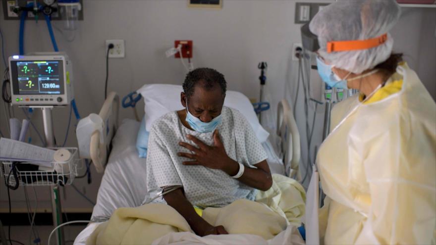 Una trabajadora de la salud atiende a un paciente con la COVID-19 en un centro médico en Houston, Texas, 2 de julio de 2020. (Foto: AFP)