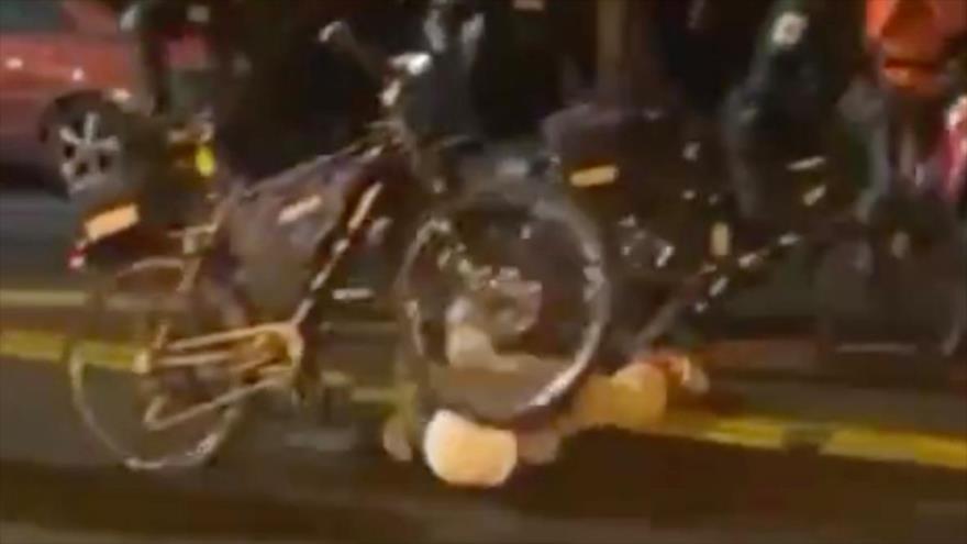 Vídeo: Policía de EEUU pasa con su bici sobre cabeza de manifestante | HISPANTV