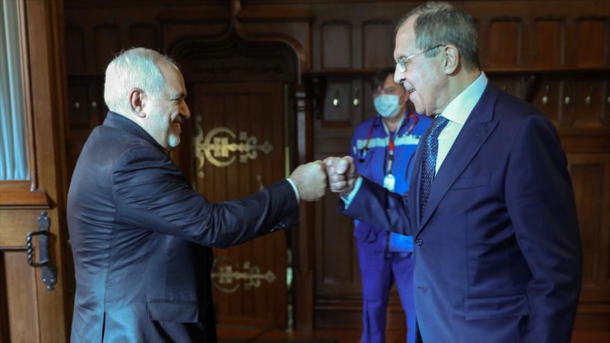 El canciller iraní, Mohamad Yavad Zarif (izda.) se reúne con su par ruso, Serguéi Lavrov, en Moscú, 24 de septiembre de 2020. (Foto: AFP)