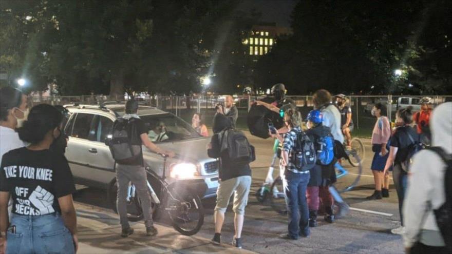 Coche atropella a manifestantes en protesta antiracismo en EEUU