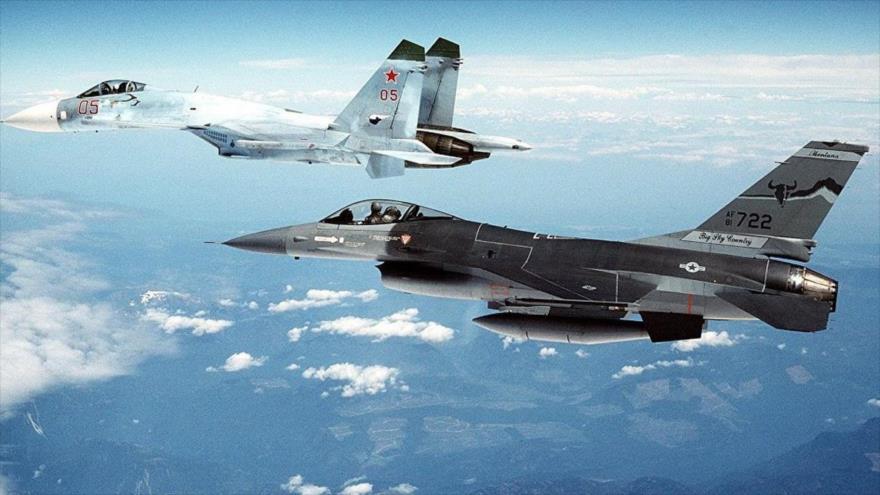 Un cazabombardero ruso Su-27 y un avión F-16 de la Aviación estadounidense durante un duelo aéreo.