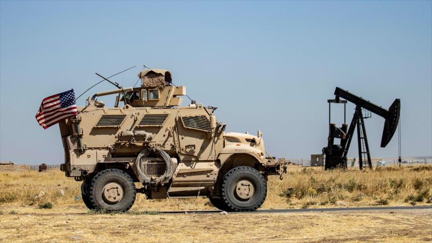 Un vehículo militar de EE.UU. patrulla cerca del campo petrolero de Rumailan en Al-Hasaka, Siria, 17 de septiembre de 2020. (Foto: AFP)