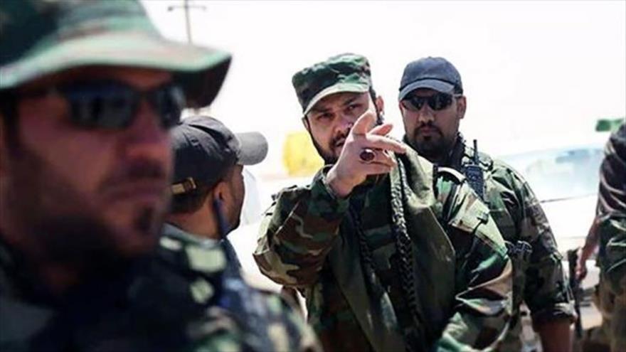 El secretario general de Kataeb Hezbolá, el sheij Akram al-Kaabi (centro), junto a otros combatientes del movimiento en Mosul. (Foto: Reuters)