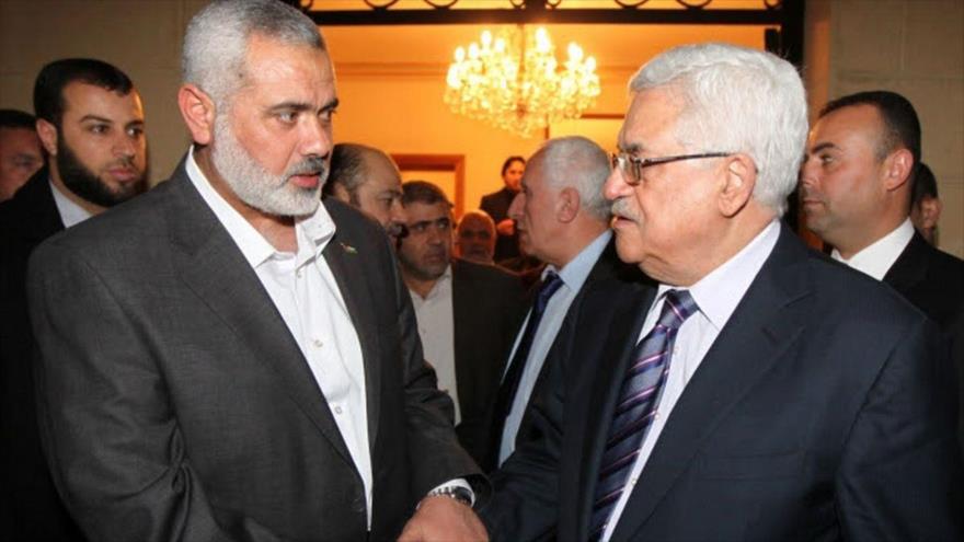 El jefe de la dirección política de HAMAS, Ismail Haniya (izq.) y el presidente palestino, Mahmud Abás.