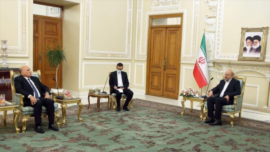El presidente del Parlamento iraní, Mohamad Baqer Qalibaf (dcha.), reunido con el canciller iraquí, Foad Husein (izda.), en Teherán, 26 de septiembre de 2020. (Foto: ICANA)